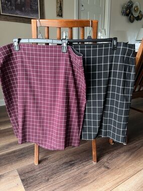 Two ELLE pull on Skirts in size XXL!  Burgundy/White and Black/White